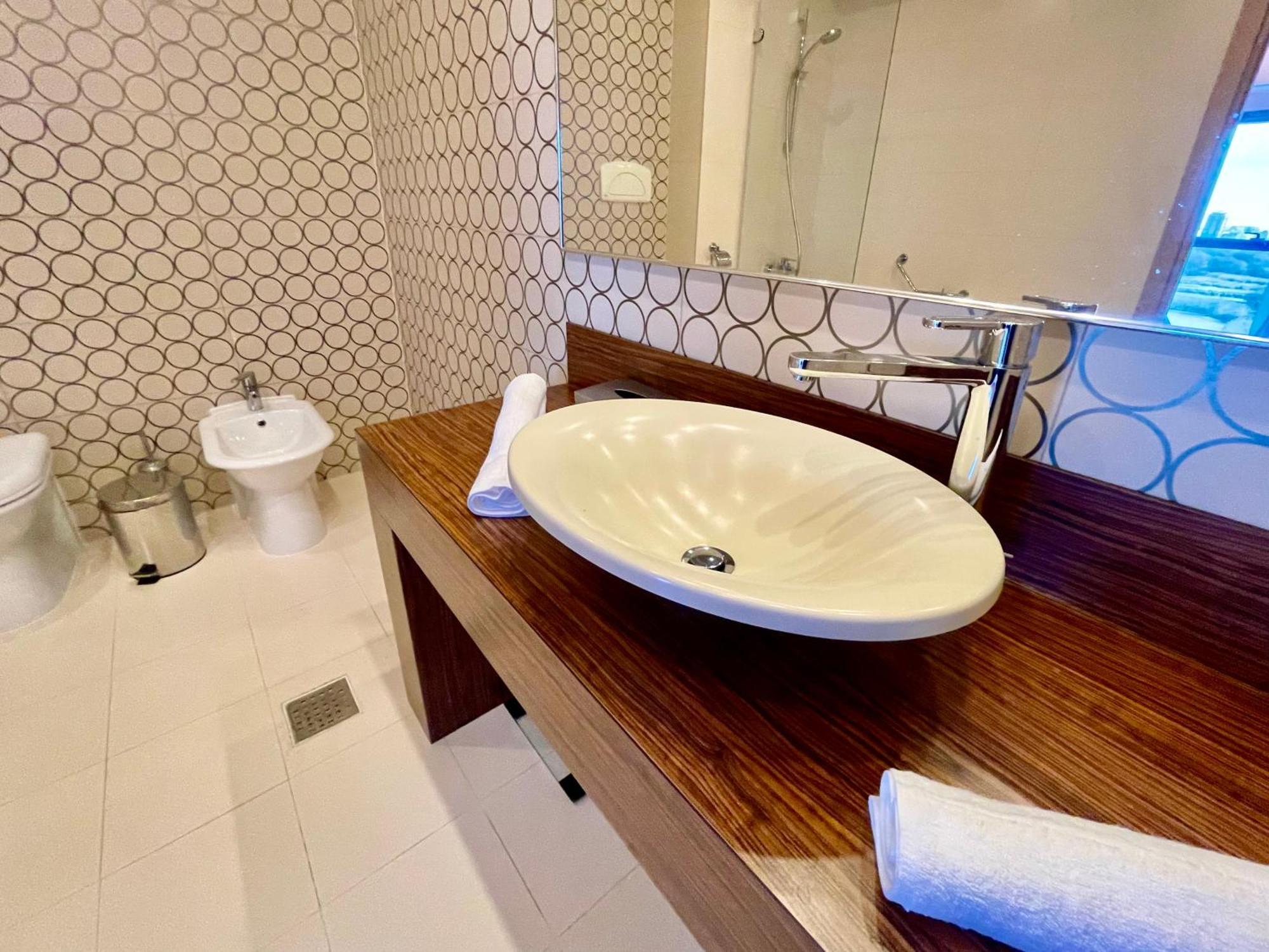 Royal Studio Apartment With A Perfect View - Yamaluxe بوخارست المظهر الخارجي الصورة